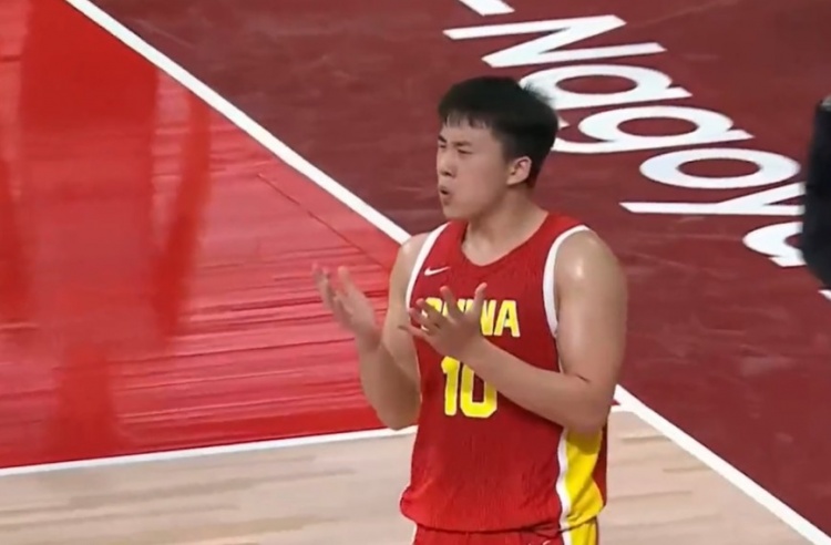 不太理解！王俊杰篮板拼抢出界被吹犯规 日本男篮获得两次罚球