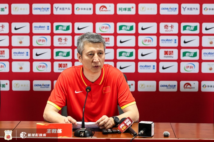 媒体人：中国男篮被对手跑轰/三分/拼抢打得无所适从 集训了什么