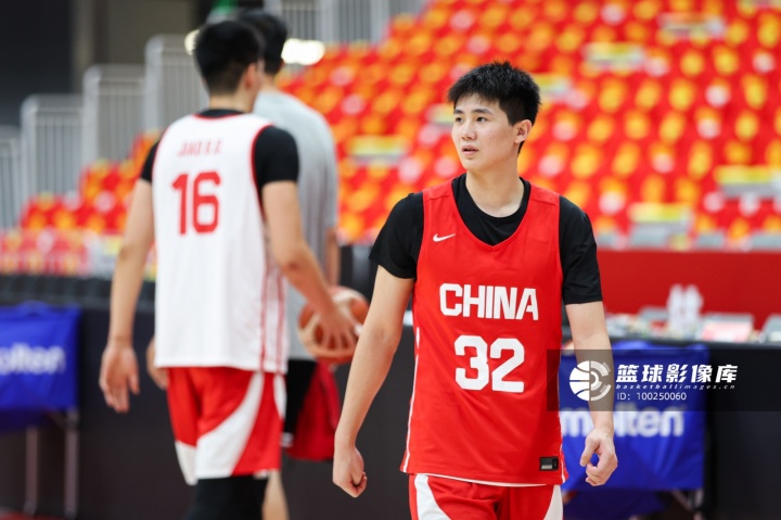媒体人：中国男篮换防混乱、人对不上 日本男篮的持球进攻没压力