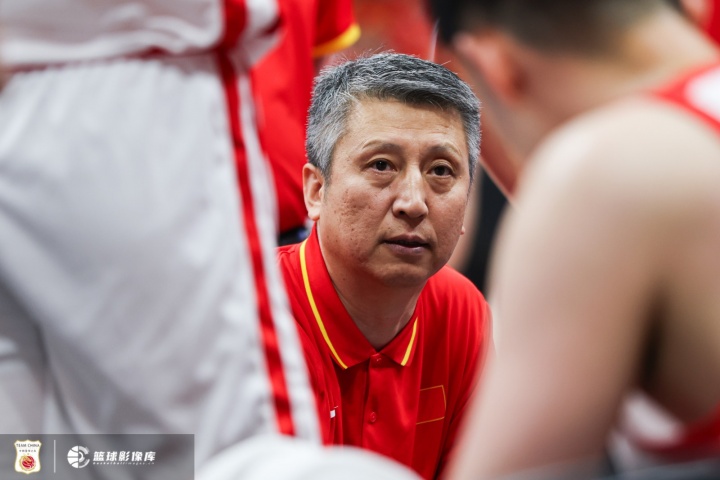 记者：我觉得主教练不该背所有锅 但主教练无疑是队伍第一责任人